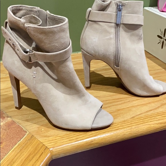 Heels - Picture 2 of 4